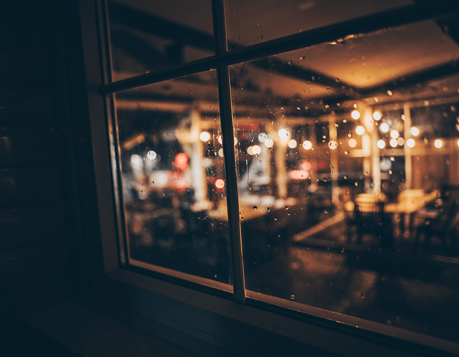 雨に濡れる夜の窓辺